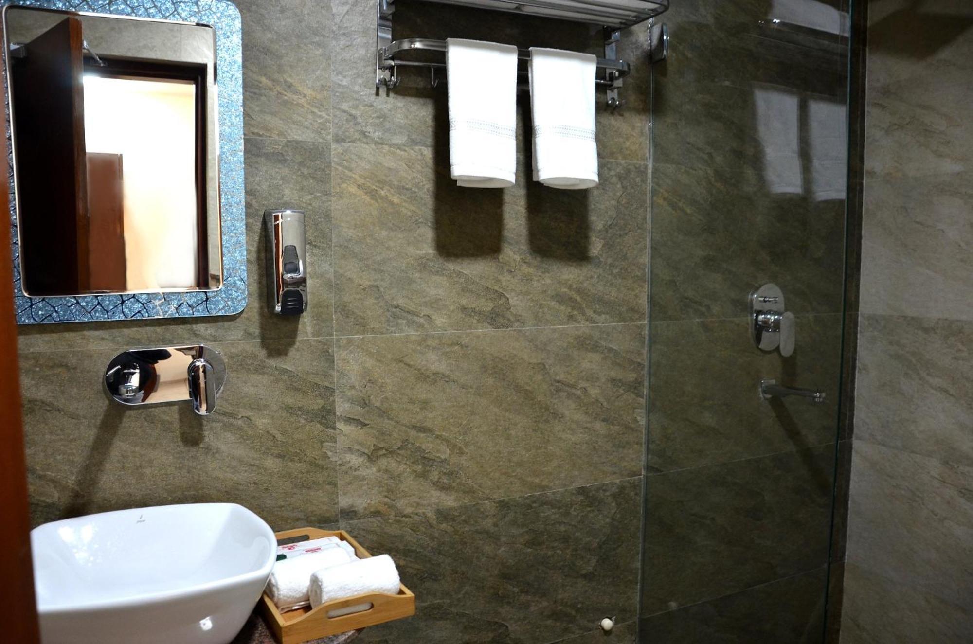 Fabhotel Roselle Inn Lucknow Exteriör bild