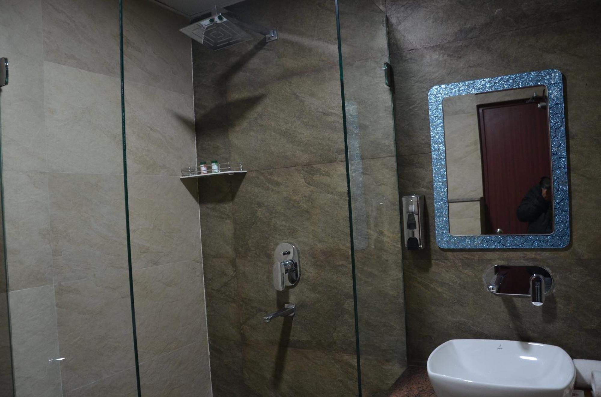 Fabhotel Roselle Inn Lucknow Exteriör bild